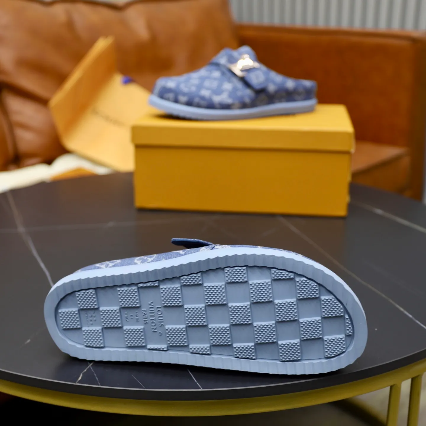 Ex-factory price: 520💰🙅‍♂️🙅‍♂️🙅‍♂️Birkenstock Brand: LV Louis Vuitton Standard code: 38-45 (cowhide lining) Grade: Same as the official website Material: Original presbyopic fabric design Original rubber wear-resistant molded outsole Style category: Men's fashion sandals Distinguished luxury brand elements Top luxury Color: Actual picture color